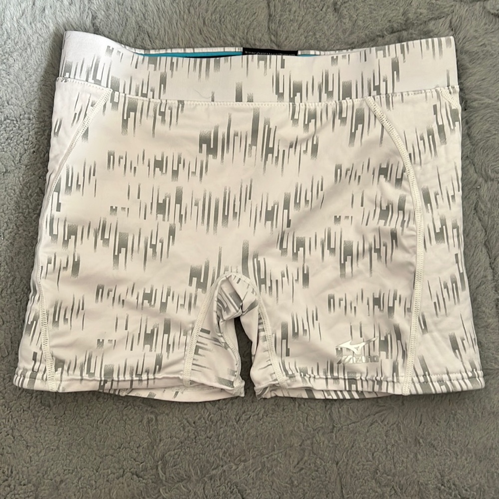 *Never worn* Mizuno Youth Softball Sliding Shorts